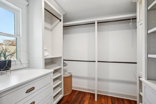 Building Photo - 788 Lake Ave NE