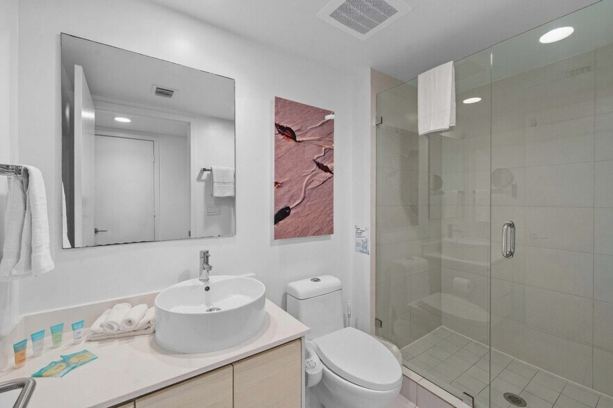 Building Photo - 2602 E Hallandale Beach Blvd