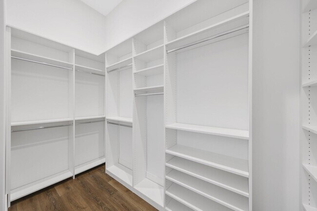 Building Photo - 655 Kingsbridge St