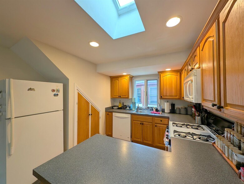 Primary Photo - 26 Burnham St