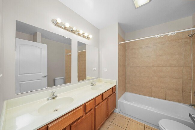 Building Photo - 3423 Ridgeland Ave