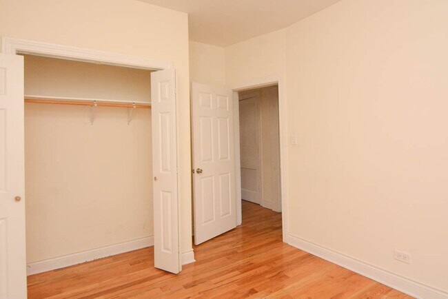 Building Photo - 824 W Waveland Ave