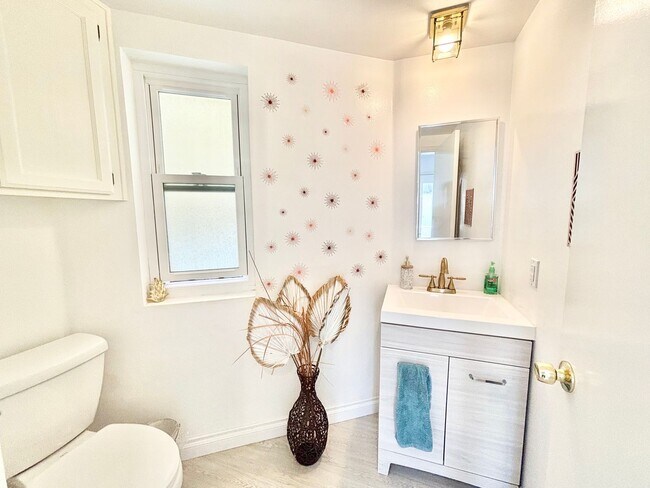 Building Photo - Oxnard / Silver Strand Beach / 2 bedroom 1...