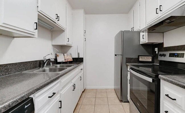 Building Photo - Welcome to this charming 1-bedroom condo n...