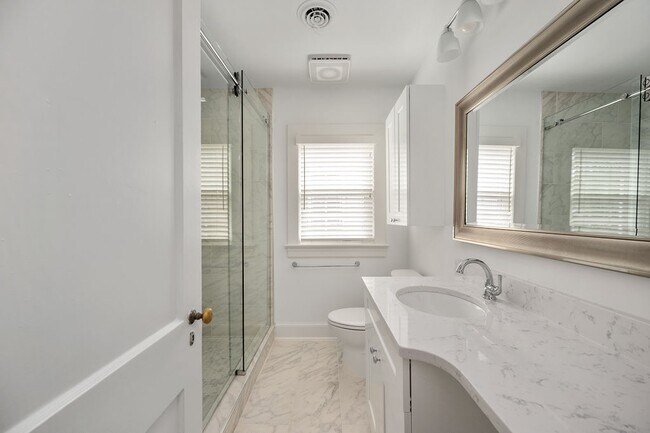 Building Photo - 819 Weedon St