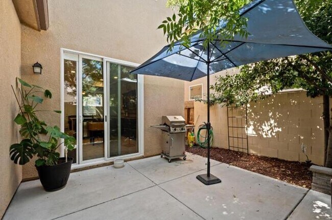Building Photo - $2,295 Barstow & De Wolf, 3 Bedroom House ...