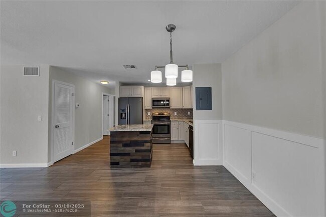 Building Photo - 160 Cypress Club Dr