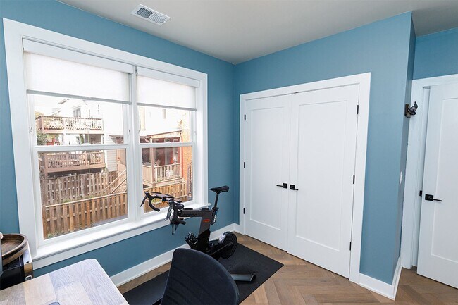 Building Photo - Newer Three Bed-Three Bath Townhouse Condo...