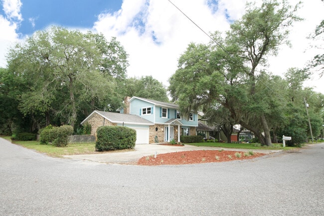 Building Photo - 223 S Bayshore Dr