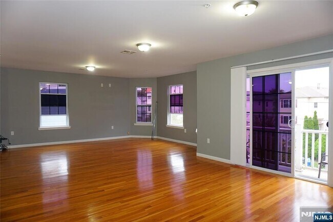 Building Photo - 492-494 Irvine Turner Boulevard Unit 3