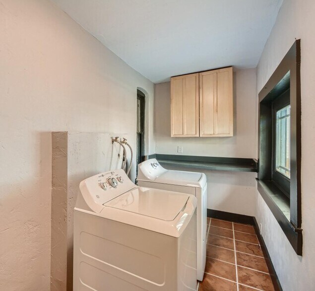 Building Photo - Charming Five Points home only blocks from downtown