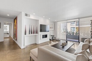 Building Photo - 911 N Kings Rd