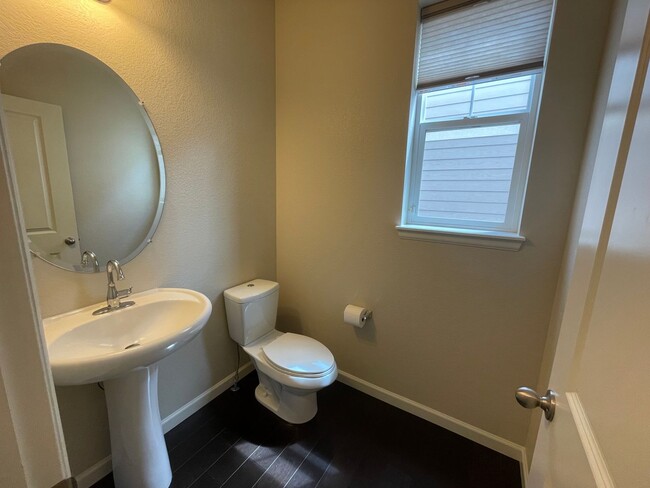 Building Photo - Luxurious 3 Bedroom 2.5 Bathroom House in ...