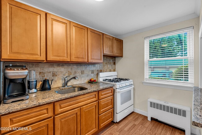 Building Photo - 6 Manor Dr