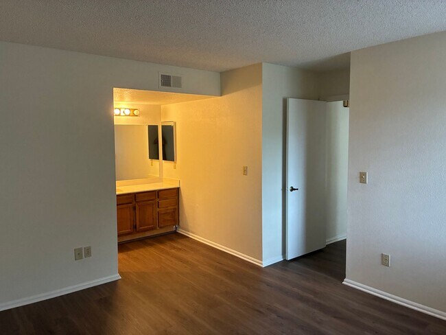 Building Photo - **COMFY 2 BEDROOM/2 FULL BATHROOM CONDO IN PHOENIX (48TH STREET & ELLIOT)**