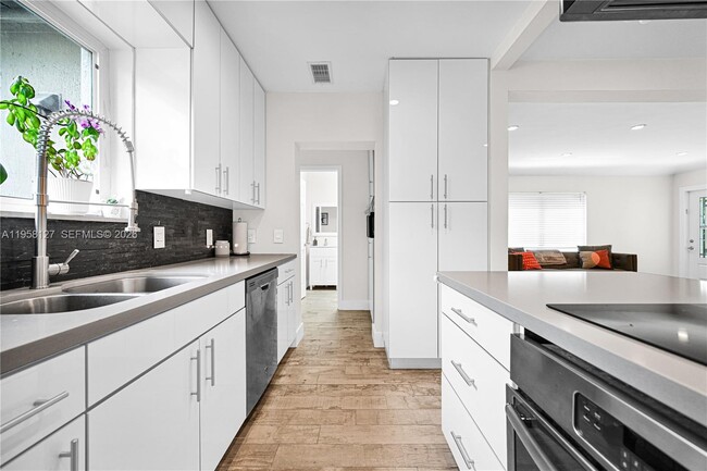 Building Photo - 295 De Leon Dr