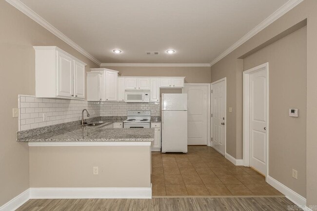 Building Photo - 1220 Sadie Dr