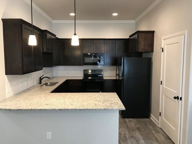 Building Photo - Gorgeous 2 bed/2 bath near Bunny Trail