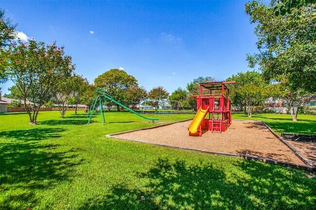 Building Photo - 15621 Terrace Lawn Cir