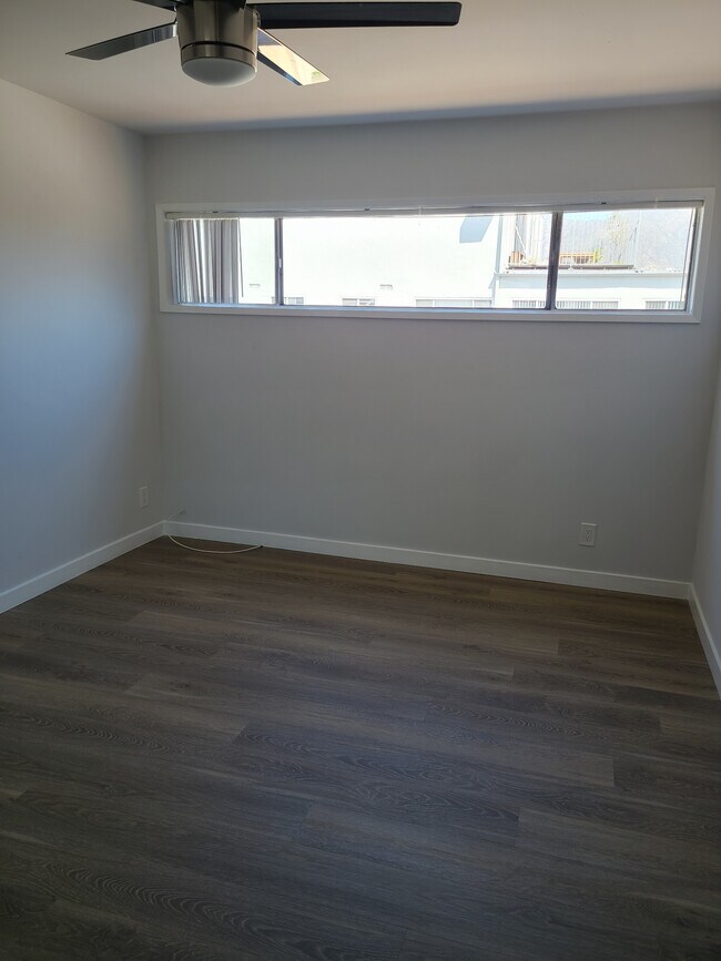 Building Photo - 241 W Tujunga Ave