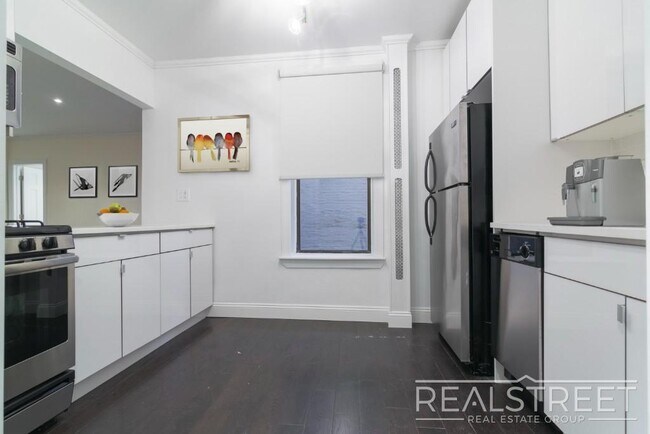 Building Photo - 2 Bed In Prime Brooklyn Heights