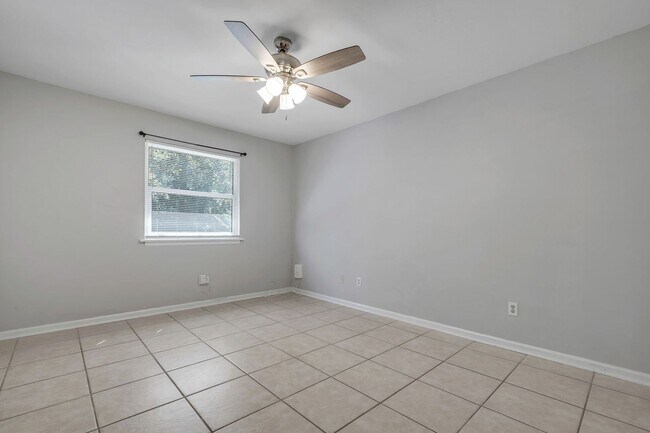 Building Photo - Townhome Off The Parkway