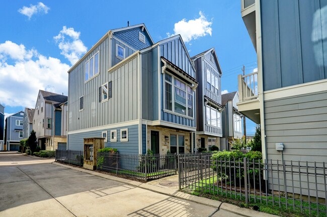 Building Photo - 726 N Shepherd Dr