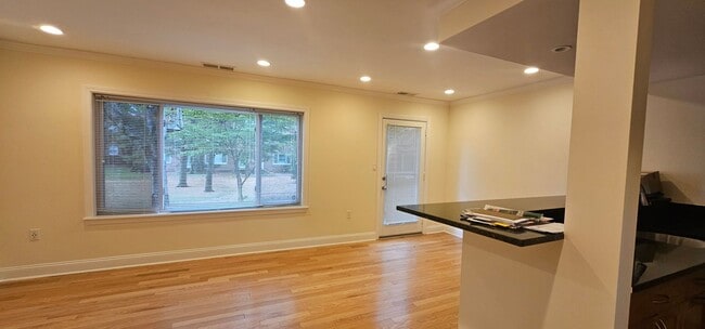 Building Photo - 2-bed, 1.5 Bath Brookline Townhouse
