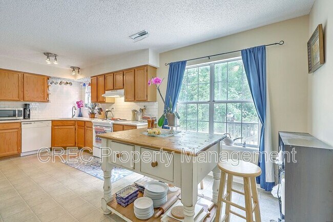 Building Photo - 2318 N England Ct