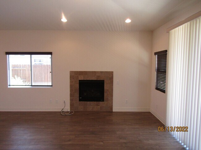 Building Photo - 305 Hampton Dr