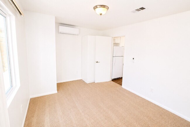 Building Photo - 1087 N Greengrove St
