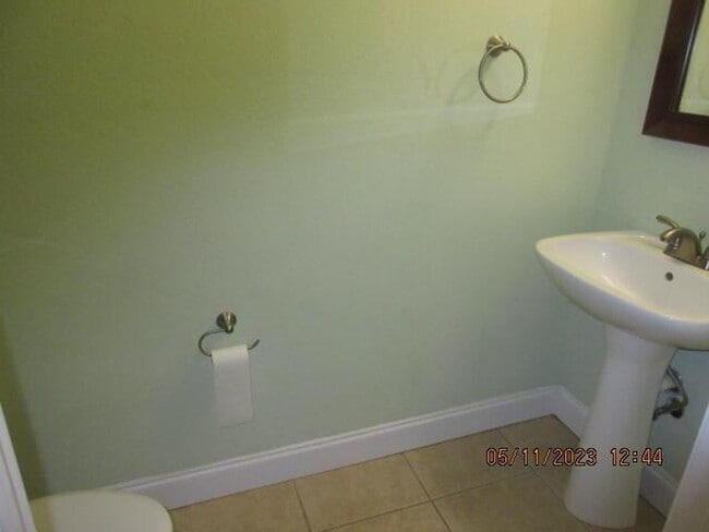 Building Photo - Upgraded End-Unit Townhome Minutes From Eglin AFB