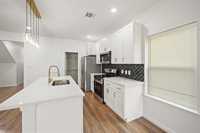 Building Photo - 6719 Roanoke St