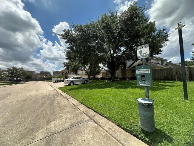 Building Photo - 2027 Marchwood Manor Dr