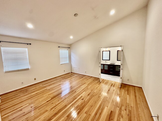 Building Photo - 2421 Vanderbilt Ln