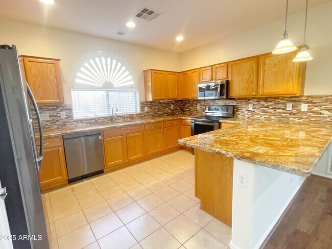Building Photo - 4015 E Sourwood Dr