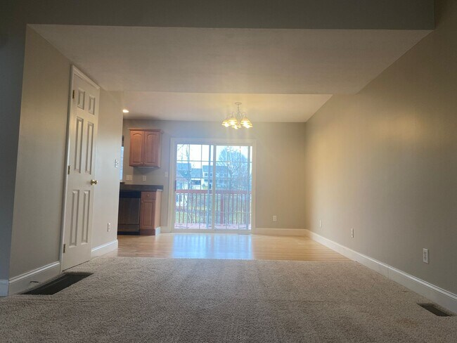 Building Photo - 2 Bedroom Ashton Estates Townhouse- Availa...