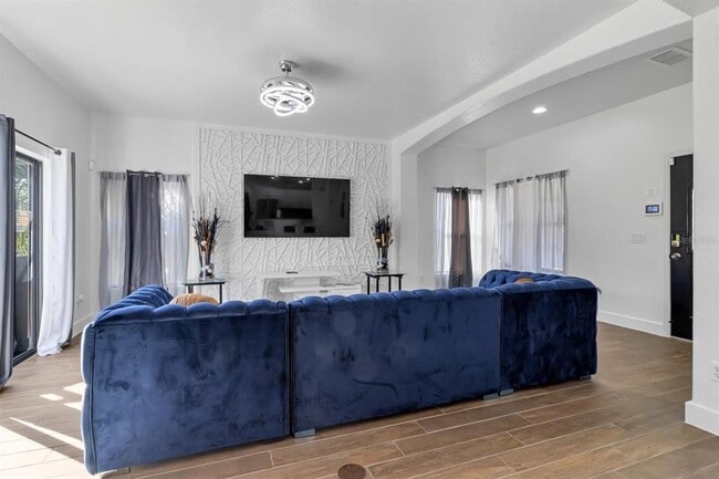 Building Photo - 16748 Lazy Breeze Loop