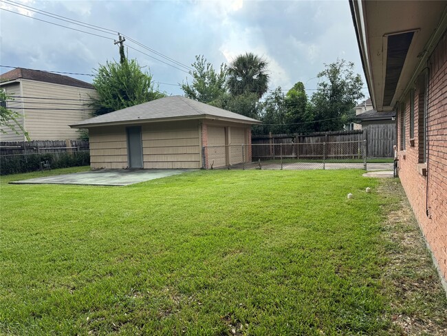 Building Photo - 4013 Newshire Dr