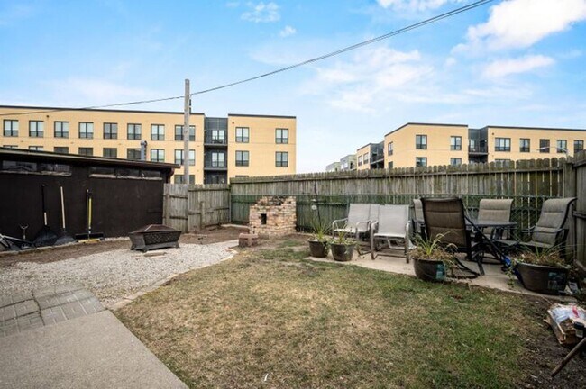 Primary Photo - 718 E Pearson St