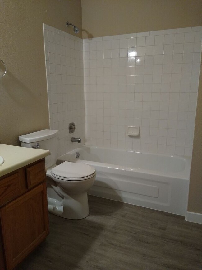 Building Photo - Charming 2 Bedroom 2 Bath w/ Large Yard, 1 Car Garage and Central Air/Heat