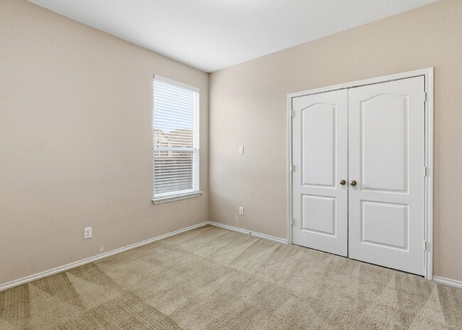 Building Photo - Move-In Ready Home in Landmark Pointe with Included Appliances