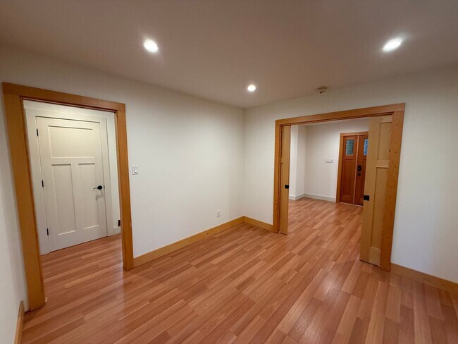 Building Photo - CRAFTSMAN 5BD / 3.5BA HOME ON DESIRABLE CU...