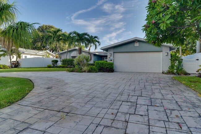 Building Photo - 301 N Tessier Dr