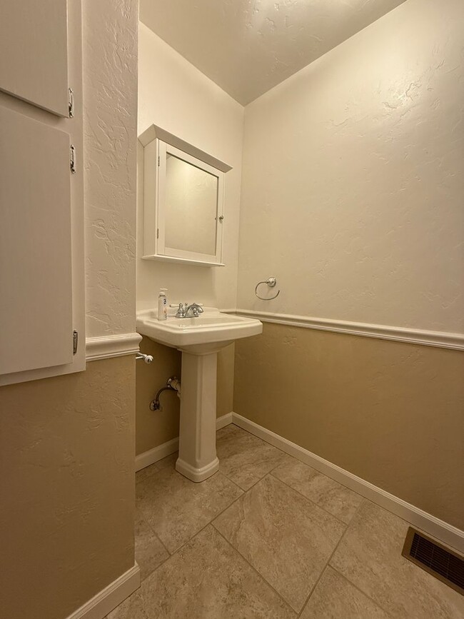 Building Photo - 3 bedroom, 3 bathroom home located in the ...