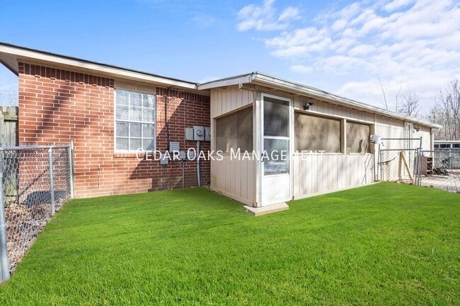 Building Photo - 5908 Sara St