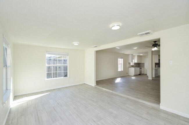 Building Photo - 17614 Sundrop Ln