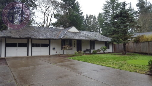 Building Photo - Lake Oswego - Single Level Ranch, Great Ne...