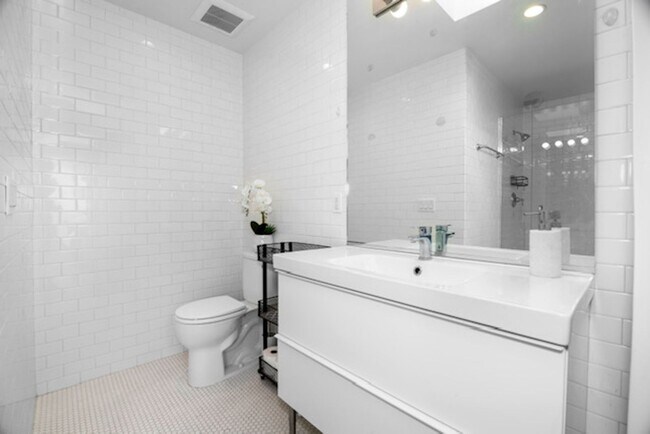 Building Photo - Stunning Furnished Mission Hills Studio w/...