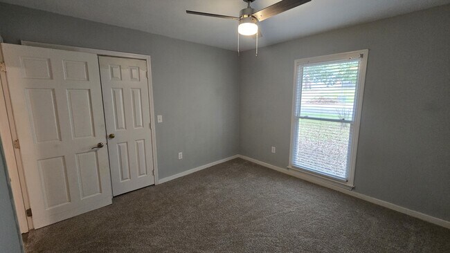 Building Photo - 405 Brentwood Dr